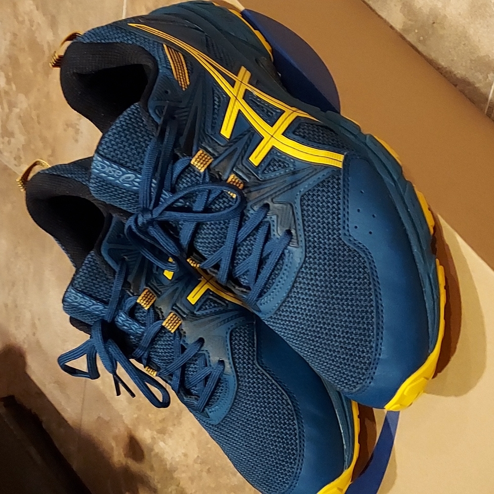 Asics Gel Venture 8 mens trail running sneakers size 10.5